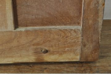 アンティーク建具　上手物!!　北陸産　総欅(ケヤキ)材　鶴と亀の金具がアクセントの格子蔵戸1枚(引き戸、玄関戸)(R-080233)