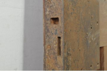 アンティーク建具　上手物!!　北陸産　総欅(ケヤキ)材　鶴と亀の金具がアクセントの格子蔵戸1枚(引き戸、玄関戸)(R-080233)