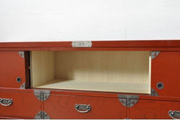 中古　展示品　未使用品　四国・高松　飛鳥欅箪笥　艶やかな朱色が魅力的な箪笥ローボード(収納棚、戸棚、リビングボード、テレビボード、テレビ台)(R-080238)