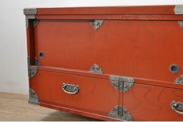中古　展示品　未使用品　四国・高松　飛鳥欅箪笥　艶やかな朱色が魅力的な箪笥ローボード(収納棚、戸棚、リビングボード、テレビボード、テレビ台)(R-080238)