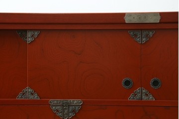 新古　未使用展示品　四国・高松　飛鳥欅箪笥　艶やかな朱色が魅力的な箪笥ローボード　(R-080238)