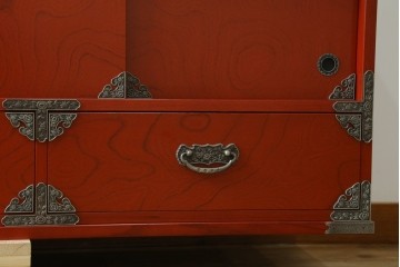 新古　未使用展示品　四国・高松　飛鳥欅箪笥　艶やかな朱色が魅力的な箪笥ローボード　(R-080238)
