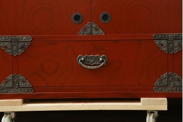 新古　未使用展示品　四国・高松　飛鳥欅箪笥　艶やかな朱色が魅力的な箪笥ローボード　(R-080238)