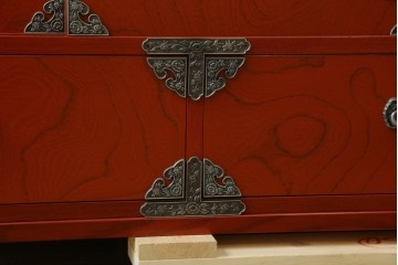 新古　未使用展示品　四国・高松　飛鳥欅箪笥　艶やかな朱色が魅力的な箪笥ローボード　(R-080238)