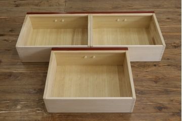中古　展示品　未使用品　四国・高松　飛鳥欅箪笥　艶やかな朱色が魅力的な箪笥ローボード(引き出し、ローチェスト、リビングボード、テレビボード、テレビ台)(R-080239)