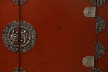 中古　展示品　未使用品　四国・高松　飛鳥欅箪笥　艶やかな朱色が魅力的な箪笥ローボード(引き出し、ローチェスト、リビングボード、テレビボード、テレビ台)(R-080239)