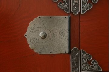 中古　展示品　未使用品　四国・高松　飛鳥欅箪笥　艶やかな朱色が魅力的な箪笥ローボード(引き出し、ローチェスト、リビングボード、テレビボード、テレビ台)(R-080239)
