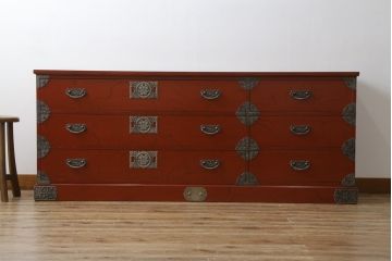 中古　展示品　未使用品　四国・高松　飛鳥欅箪笥　艶やかな朱色が魅力的な箪笥ローチェスト(和たんす、衣装タンス、収納箪笥、引き出し、ローボード、テレビ台、TVボード)(R-080240)