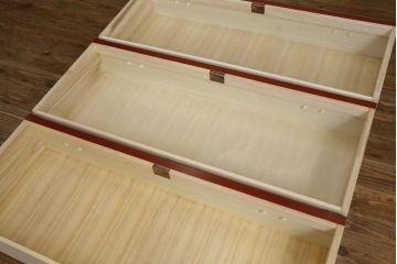 中古　展示品　未使用品　四国・高松　飛鳥欅箪笥　艶やかな朱色が魅力的な箪笥ローチェスト(和たんす、衣装タンス、収納箪笥、引き出し、ローボード、テレビ台、TVボード)(R-080240)