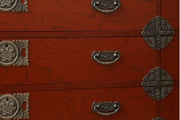 中古　展示品　未使用品　四国・高松　飛鳥欅箪笥　艶やかな朱色が魅力的な箪笥ローチェスト(和たんす、衣装タンス、収納箪笥、引き出し、ローボード、テレビ台、TVボード)(R-080240)