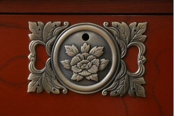 中古　展示品　未使用品　四国・高松　飛鳥欅箪笥　艶やかな朱色が魅力的な箪笥ローチェスト(和たんす、衣装タンス、収納箪笥、引き出し、ローボード、テレビ台、TVボード)(R-080240)