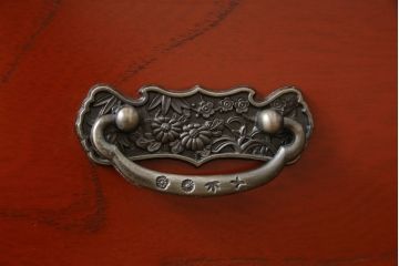 中古　展示品　未使用品　四国・高松　飛鳥欅箪笥　艶やかな朱色が魅力的な箪笥ローチェスト(和たんす、衣装タンス、収納箪笥、引き出し、ローボード、テレビ台、TVボード)(R-080240)