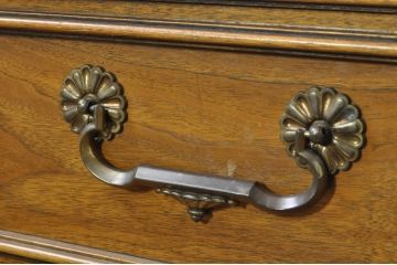 中古　DREXEL HERITAGE(ドレクセルヘリテイジ)　FRANCESCA(フランチェスカ)シリーズ　堂々とした重厚な佇まいが魅力のサイドボード(サイドチェスト、サイドキャビネット、リビングボード)(R-080242)