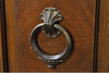 中古　DREXEL HERITAGE(ドレクセルヘリテイジ)　FRANCESCA(フランチェスカ)シリーズ　堂々とした重厚な佇まいが魅力のサイドボード(サイドチェスト、サイドキャビネット、リビングボード)(R-080242)