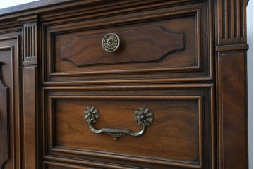 中古　DREXEL HERITAGE(ドレクセルヘリテイジ)　FRANCESCA(フランチェスカ)シリーズ　堂々とした重厚な佇まいが魅力のサイドボード　(R-080242)