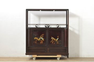 中古　伝統工芸品　大阪唐木指物　中澤唐木　好斎作　紫檀(シタン)材　漆塗り　琳派の群鶴を描いた蒔絵入りの脚付き飾り棚(茶棚、茶箪笥、茶タンス、収納棚、戸棚、サイドキャビネット)(定価約165万円)(R-080243)