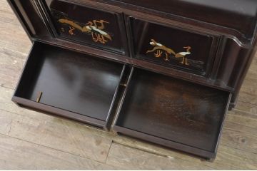中古　伝統工芸品　大阪唐木指物　中澤唐木　好斎作　紫檀(シタン)材　漆塗り　琳派の群鶴を描いた蒔絵入りの脚付き飾り棚(茶棚、茶箪笥、茶タンス、収納棚、戸棚、サイドキャビネット)(定価約165万円)(R-080243)