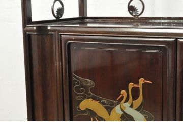 中古　伝統工芸品　大阪唐木指物　中澤唐木　好斎作　紫檀(シタン)材　漆塗り　琳派の群鶴を描いた蒔絵入りの脚付き飾り棚(茶棚、茶箪笥、茶タンス、収納棚、戸棚、サイドキャビネット)(定価約165万円)(R-080243)