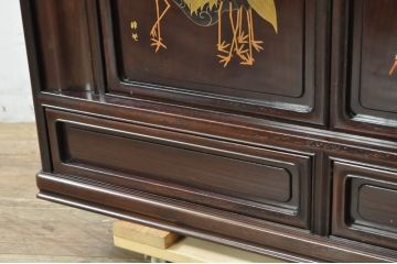 中古　伝統工芸品　大阪唐木指物　中澤唐木　好斎作　紫檀(シタン)材　漆塗り　琳派の群鶴を描いた蒔絵入りの脚付き飾り棚(茶棚、茶箪笥、茶タンス、収納棚、戸棚、サイドキャビネット)(定価約165万円)(R-080243)