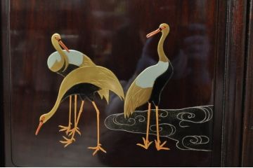 中古　伝統工芸品　大阪唐木指物　中澤唐木　好斎作　紫檀(シタン)材　漆塗り　琳派の群鶴を描いた蒔絵入りの脚付き飾り棚(茶棚、茶箪笥、茶タンス、収納棚、戸棚、サイドキャビネット)(定価約165万円)(R-080243)