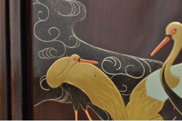 中古　伝統工芸品　大阪唐木指物　中澤唐木　好斎作　紫檀(シタン)材　漆塗り　琳派の群鶴を描いた蒔絵入りの脚付き飾り棚(茶棚、茶箪笥、茶タンス、収納棚、戸棚、サイドキャビネット)(定価約165万円)(R-080243)