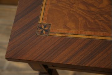 中古　イタリア　輸入家具　凛とした佇まいが美しい象嵌入りのデスク(コンソールテーブル、平机、ワークデスク、在宅用、在宅ワーク用)(R-080244)