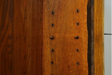 イギリスアンティーク　オーク材　こだわりを感じるデザインが魅力的なステンドグラス入りビューローブックケース　(R-080245)
