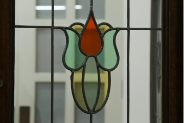 イギリスアンティーク　オーク材　こだわりを感じるデザインが魅力的なステンドグラス入りビューローブックケース　(R-080245)