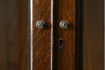 イギリスアンティーク　オーク材　こだわりを感じるデザインが魅力的なステンドグラス入りビューローブックケース　(R-080245)
