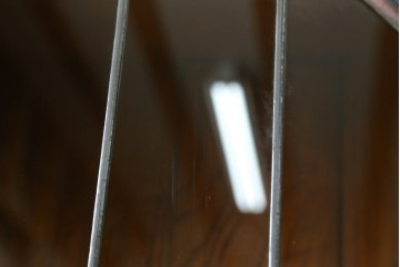 イギリスアンティーク　オーク材　こだわりを感じるデザインが魅力的なステンドグラス入りビューローブックケース　(R-080245)