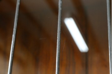 イギリスアンティーク　オーク材　こだわりを感じるデザインが魅力的なステンドグラス入りビューローブックケース　(R-080245)