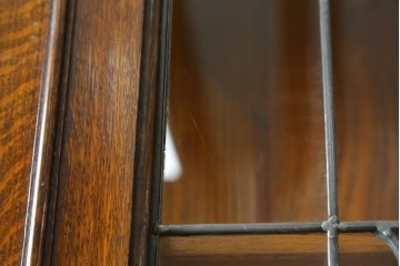 イギリスアンティーク　オーク材　こだわりを感じるデザインが魅力的なステンドグラス入りビューローブックケース　(R-080245)