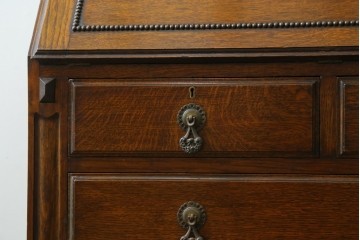 イギリスアンティーク　オーク材　こだわりを感じるデザインが魅力的なステンドグラス入りビューローブックケース　(R-080245)