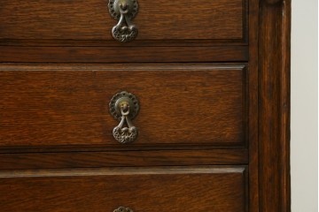 イギリスアンティーク　オーク材　こだわりを感じるデザインが魅力的なステンドグラス入りビューローブックケース　(R-080245)