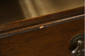 イギリスアンティーク　オーク材　こだわりを感じるデザインが魅力的なステンドグラス入りビューローブックケース　(R-080245)