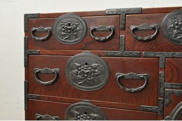 和製ビンテージ　美品!!　最高級!!　手打ち金具　三方欅(ケヤキ)材　意匠を凝らした金具が上質な雰囲気を醸し出す仙台小箪笥(仙台箪笥、和たんす、衣装タンス、整理箪笥、収納箪笥、サイドチェスト、引き出し、ヴィンテージ)(R-080247)