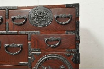 和製ビンテージ　美品!!　最高級!!　手打ち金具　三方欅(ケヤキ)材　意匠を凝らした金具が上質な雰囲気を醸し出す仙台小箪笥(仙台箪笥、和たんす、衣装タンス、整理箪笥、収納箪笥、サイドチェスト、引き出し、ヴィンテージ)(R-080247)