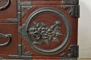 和製ビンテージ　美品!!　最高級!!　手打ち金具　三方欅(ケヤキ)材　意匠を凝らした金具が上質な雰囲気を醸し出す仙台小箪笥(仙台箪笥、和たんす、衣装タンス、整理箪笥、収納箪笥、サイドチェスト、引き出し、ヴィンテージ)(R-080247)