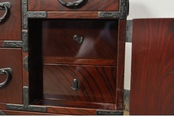 和製ビンテージ　美品!!　最高級!!　手打ち金具　三方欅(ケヤキ)材　意匠を凝らした金具が上質な雰囲気を醸し出す仙台小箪笥(仙台箪笥、和たんす、衣装タンス、整理箪笥、収納箪笥、サイドチェスト、引き出し、ヴィンテージ)(R-080247)