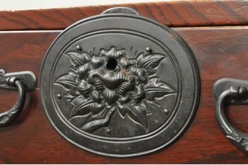 和製ビンテージ　美品!!　最高級!!　手打ち金具　三方欅(ケヤキ)材　意匠を凝らした金具が上質な雰囲気を醸し出す仙台小箪笥(仙台箪笥、和たんす、衣装タンス、整理箪笥、収納箪笥、サイドチェスト、引き出し、ヴィンテージ)(R-080247)