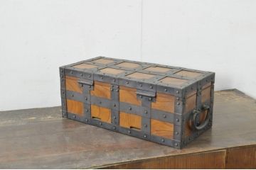 和製ビンテージ　総欅(ケヤキ)材　手打ち金具　重厚な雰囲気が魅力的な千両箱(銭箱、木箱、ヴィンテージ)(R-080250)