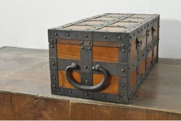 和製ビンテージ　総欅(ケヤキ)材　手打ち金具　重厚な雰囲気が魅力的な千両箱(銭箱、木箱、ヴィンテージ)(R-080250)
