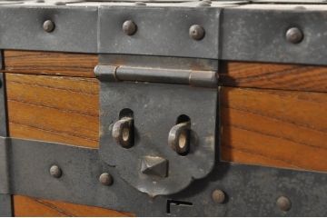 和製ビンテージ　総欅(ケヤキ)材　手打ち金具　重厚な雰囲気が魅力的な千両箱(銭箱、木箱、ヴィンテージ)(R-080250)
