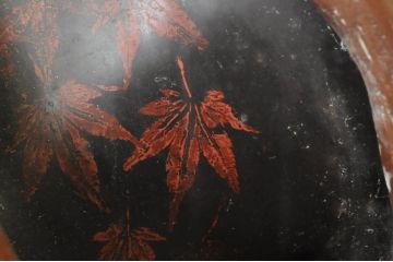 和製ビンテージ　工芸品　日光　鈴木島吉作　総漆塗り　隙間から見える紅葉と流れるような曲線が見事な花台(飾り台、ヴィンテージ)(R-080252)