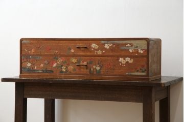 和製アンティーク　かわいい絵柄と刺繍の半衿(はんえり)が魅力的な横長小引き出し(半襟箪笥、小箪笥、小物収納、卓上収納)(R-080254)
