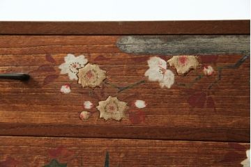 和製アンティーク　かわいい絵柄と刺繍の半衿(はんえり)が魅力的な横長小引き出し(半襟箪笥、小箪笥、小物収納、卓上収納)(R-080254)