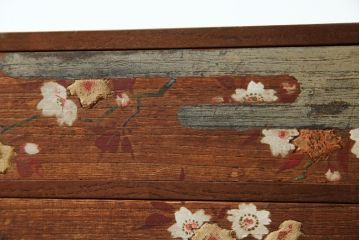 和製アンティーク　かわいい絵柄と刺繍の半衿(はんえり)が魅力的な横長小引き出し(半襟箪笥、小箪笥、小物収納、卓上収納)(R-080254)