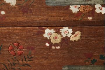 和製アンティーク　かわいい絵柄と刺繍の半衿(はんえり)が魅力的な横長小引き出し(半襟箪笥、小箪笥、小物収納、卓上収納)(R-080254)