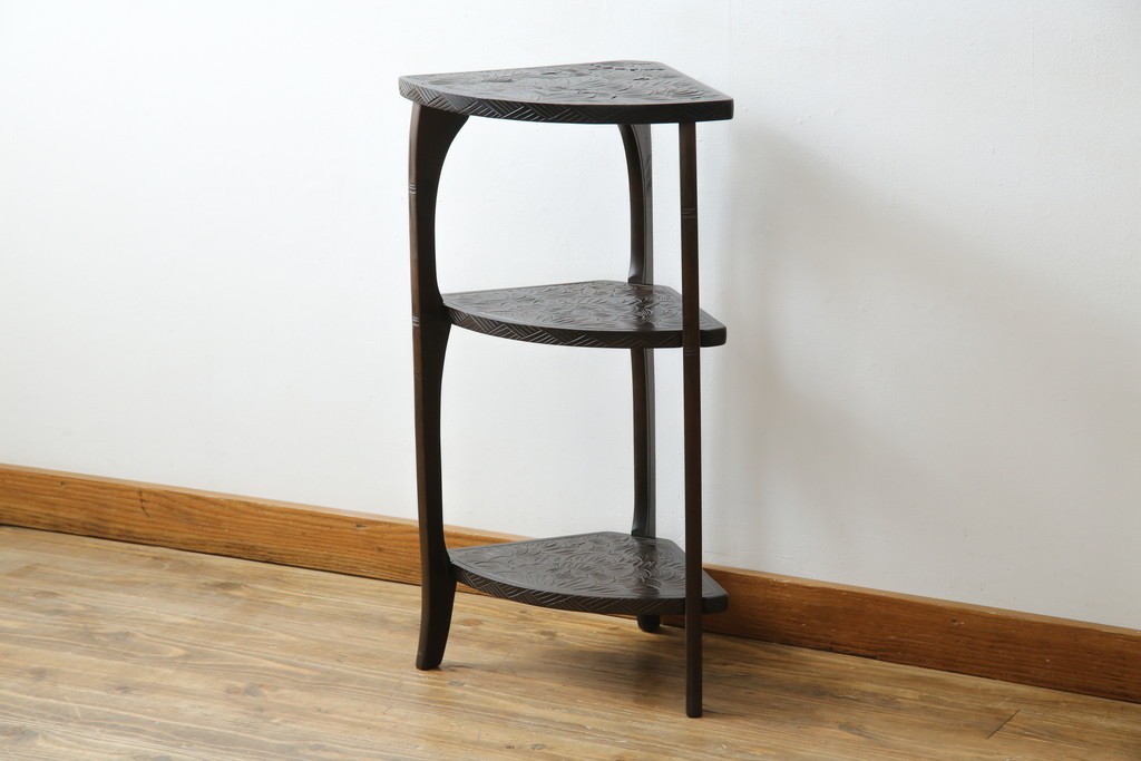 和製ビンテージ　日光彫り　咲き誇る花の彫刻が美しいコーナーラック　(R-080258)