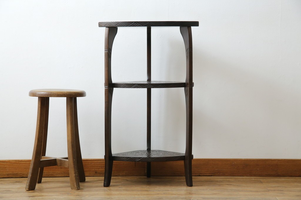 和製ビンテージ　日光彫り　咲き誇る花の彫刻が美しいコーナーラック　(R-080258)